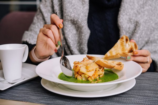 Eating too fast is not important. What you eat? It is easy to overdose and obesity after eating one meal before this time.