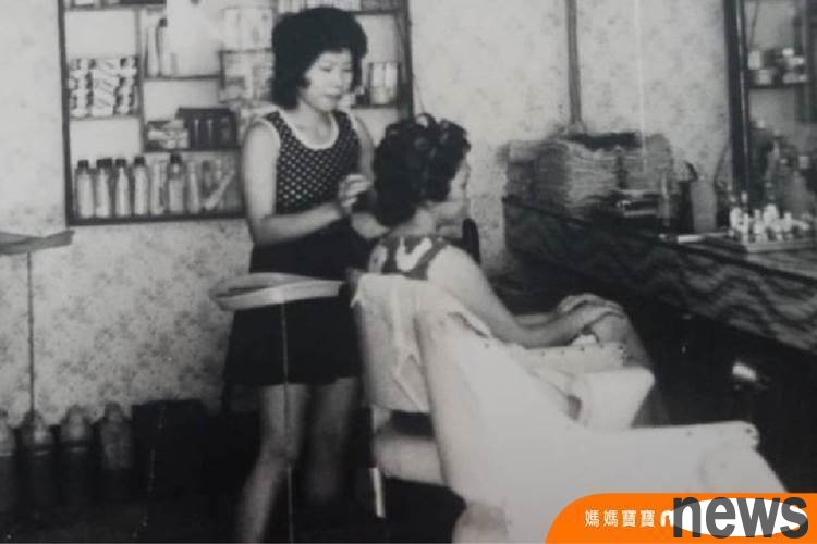 <br />媽媽年輕時在美髮院工作照,竟然還在!找到這張照片時我超開心!這時的媽媽已經出師了。圖/媽媽寶寶提供
