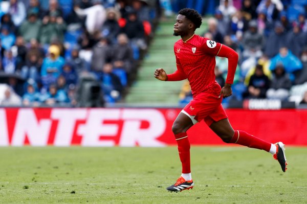 Reporter: Manchester United considers introducing Sevilla midfielder Agume and has contacted people around the players
